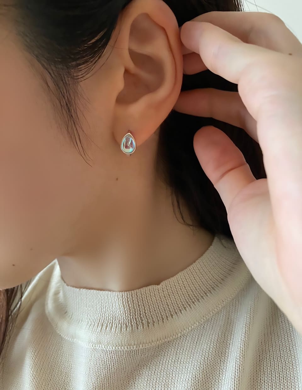 顔まわりに透明感を添えるオーロラドロップピアス SV925