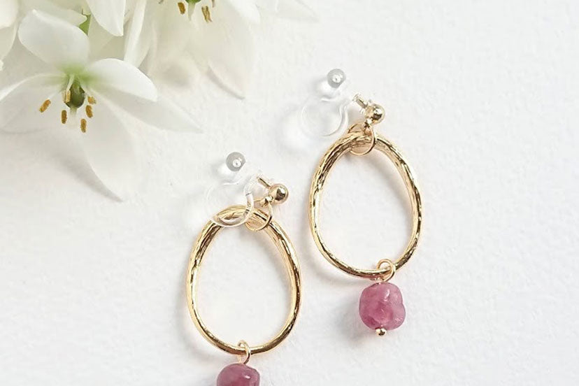 樹脂でもはれるので、金属アレルギーなのかわかりません。