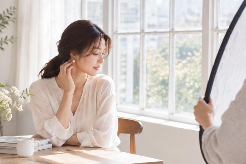 顔まわりに“レフ板効果”を取り入れる。大人のパールアクセサリー