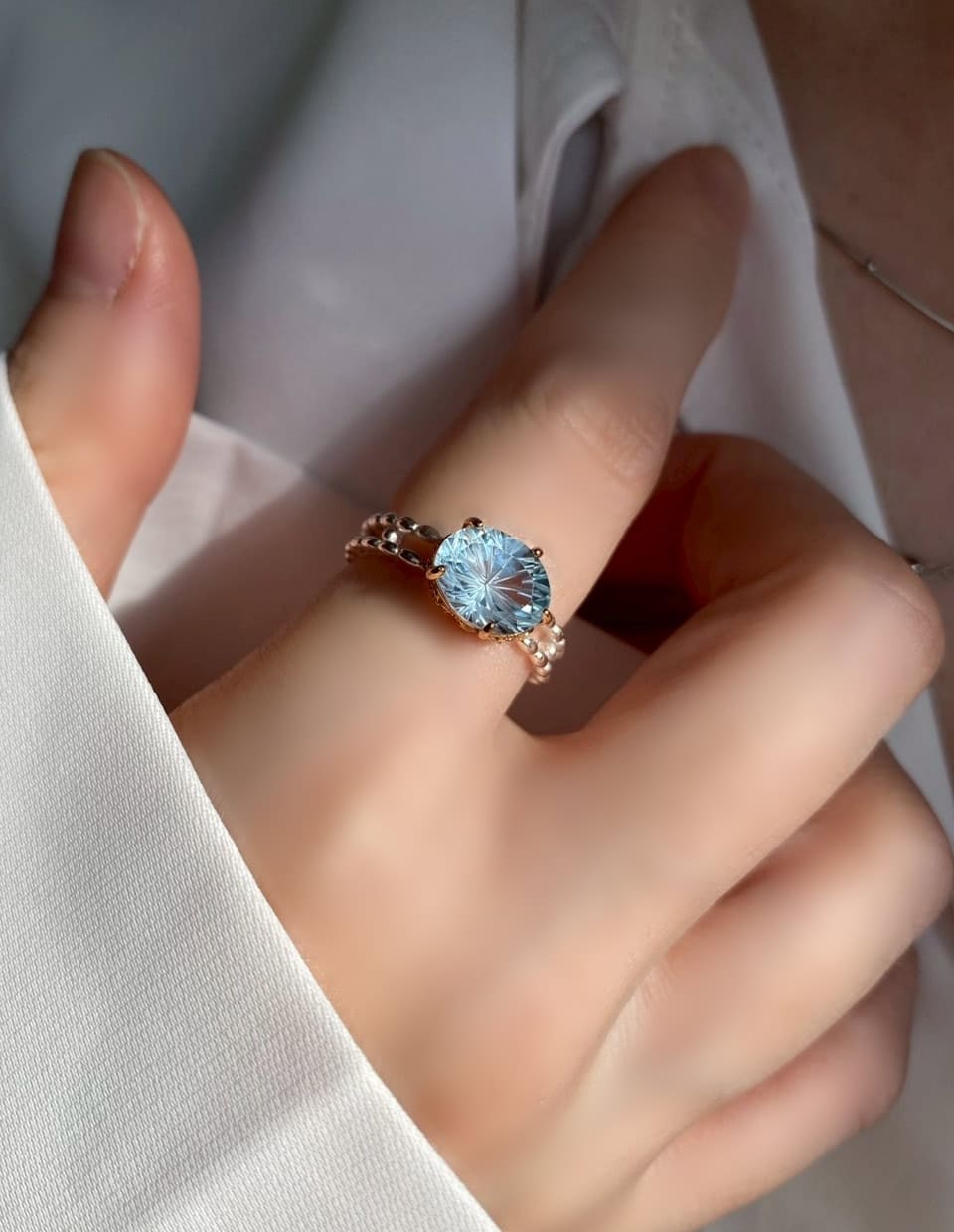 空色の淡いブルーが煌めく、スカイブルートパーズリング