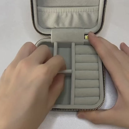 お気に入りの居場所になる 本革ジュエリーポーチ