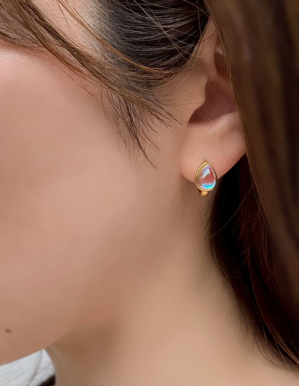 クリアカラー プレシャス オパール ブリオレットドロップ ピアス 顔まわりに透明感を添えるオーロラドロップピアス SV925 – 金属