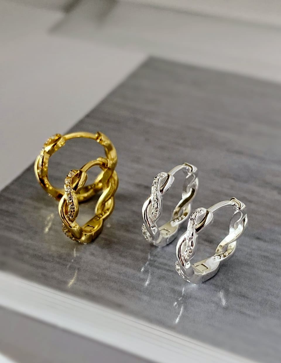 CZツイストフープピアス SV925