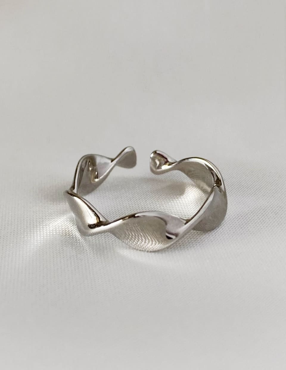 フラットウェーブリング SV925 – 金属アレルギー対応のアクセサリー